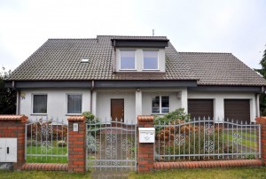 na zdjęciu dom na sprzedaż w okolicach Wrocławia widok z przodu
