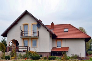 na zdjęciu dom w okolicach Bolesławca, widok od strony ogrodu