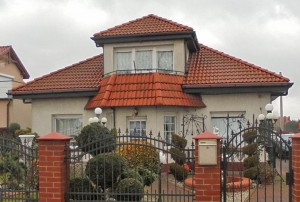na zdjęciu dom na sprzedaż, widok od strony ulicy