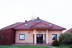 na zdjęciu widok od frontu na dom do sprzedaży w okolicach Gorzowa