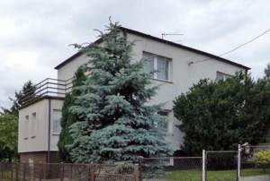 na zdjęciu dom do sprzedaży na Mazurach, widok od strony ulicy