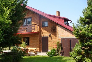 zdjęcie przedstawia dom do sprzedaży w okolicach Piotrkowa Trybunalskiego widok od ogrodu