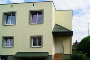 na zdjęciu front domu na sprzedaż w Polkowicach