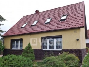 zdjęcie przedstawia dom na sprzedaży w Słupsku, widok od strony ogrodu