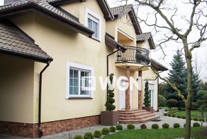 na zdjęciu dom w okolicy Słupska do sprzedaży, widok na wejście główne z kolumnami