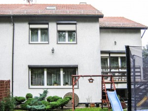 zdjęcie przedstawia front domu do sprzedaży we Wrocławiu