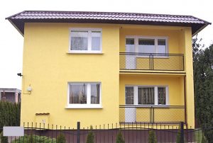 na zdjęciu front domu do sprzedaży w Inowrocławiu