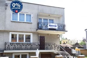 na zdjęciu dom na sprzedaż w Lesznie