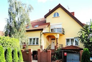 zdjęcie przedstawia front domu na sprzedaż w Toruniu