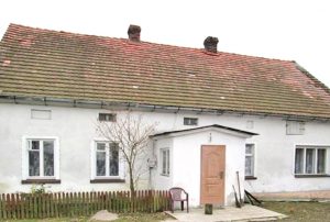 na zdjęciu przednia część domu w okolicy Głogowa do sprzedaży