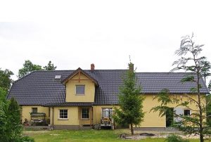 zdjęcie przedstawia widok od frontu na dom w okolicy Słupska do sprzedaży