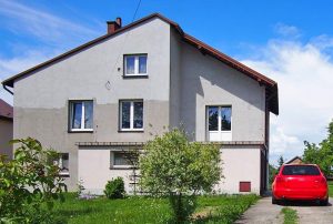 na zdjęciu front domu do sprzedaży w okolicy Tarnowa
