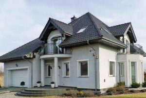zdjęcie przedstawia front domu na sprzedaż w okolicy Wrocławia