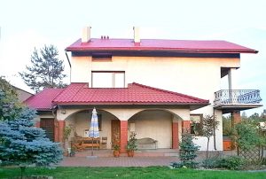 na zdjęciu widok od strony ogrodu na dom w Częstochowie do sprzedaży