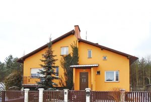 zdjęcie przedstawia front domu na sprzedaż widziany od strony ulicy w okolicach Polkowic 
