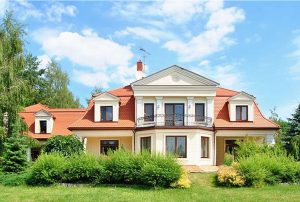 na zdjęciu widok od strony ogrodu na dom w Grodzisku Mazowieckim do sprzedaży