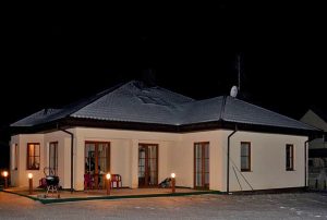 zdjęcie zrobione w nocy przedstawiające dom w Grodzisku Mazowieckim  do sprzedaży