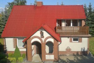 na zdjęciu widok z góry na front domu w okolicy Malborka do sprzedaży