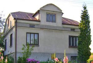 na zdjęciu widok od strony ogrodu na dom w okolicy Rzeszowa do sprzedaży
