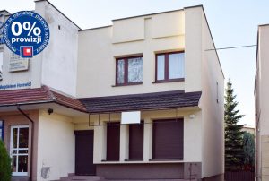 zdjęcie przedstawia front domu na sprzedaż w Kaliszu