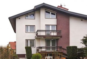 na zdjęciu front domu do sprzedaży w Lublinie