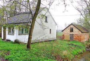na zdjęciu widok z boku na dom w okolicy Głogowa do sprzedaży