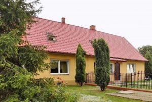 na zdjęciu front domu do sprzedaży w okolicy Głogowa