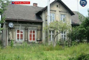 -na zdjęciu front domu do sprzedaży w okolicy Głogowa (Żagania)