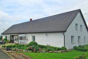 zdjęcie przedstawia front domu w okolicy Żagania do sprzedaży 