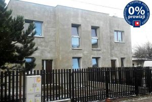 na zdjęciu widok z ulicy na dom w zabudowie bliźniaczej do sprzedaży w Grodzisku Mazowieckim