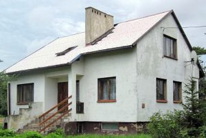na zdjęciu widok od strony ogrodu na dom w okolicy Dzierżoniowa do sprzedaży