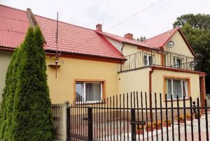 na zdjęciu widok od frontu na dom w okolicy Głogowa na sprzedaż