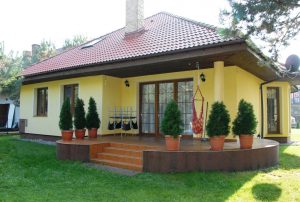 na zdjęciu widok od strony ogrodu na dom do sprzedaży w Ciechocinku 